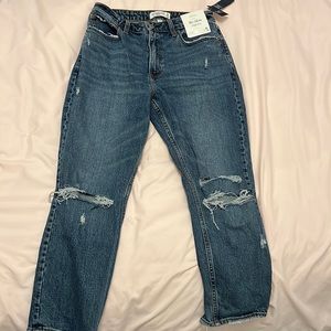 BRAND NEW A&F HIGH RISE MOM JEANS